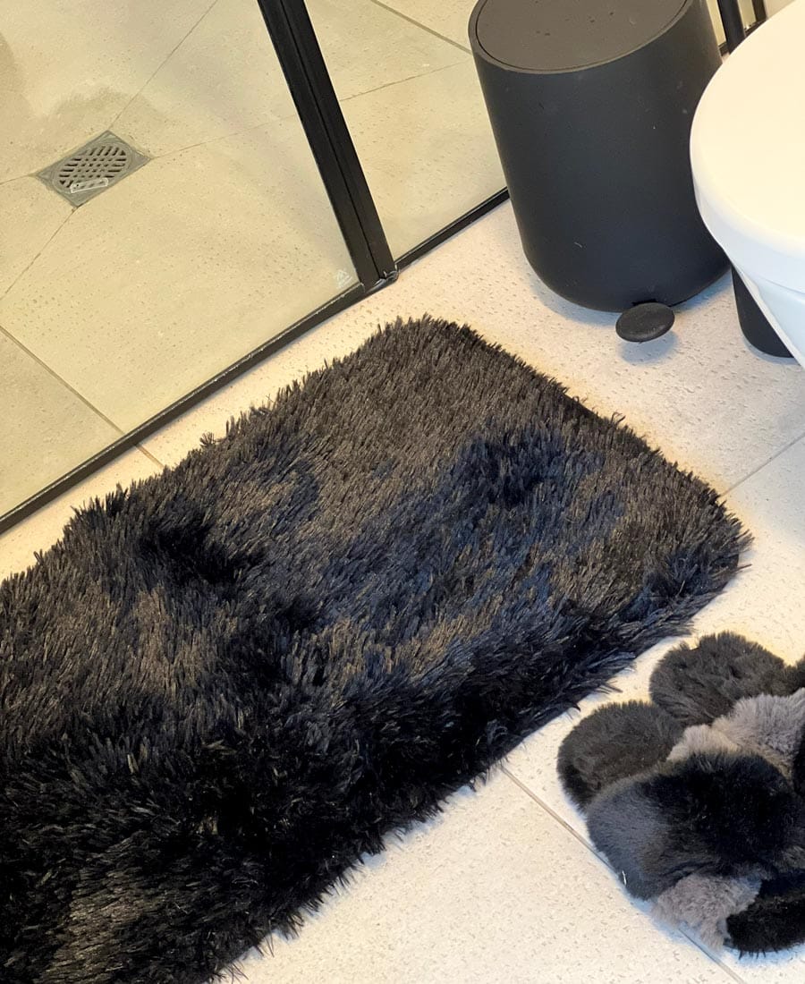 שטיח אמבטיה פרוותי – שחור